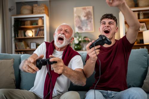 Los videojuegos ayudan a mantener la mente activa y &aacute;gil en los adultos mayores. (Foto: Shutterstock)