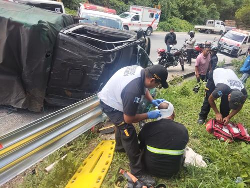 Los heridos ya son atendidos en el lugar del accidente. (Foto: Bomberos Voluntarios)