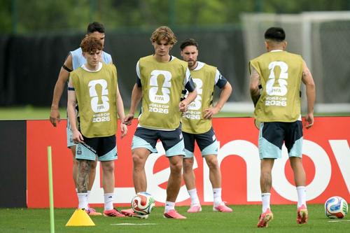 Nico Paz apunta a sustituir a Lionel Messi en el once titular, aunque Scaloni no confirm&oacute; la alineaci&oacute;n de ma&ntilde;ana. (Foto: AFP)