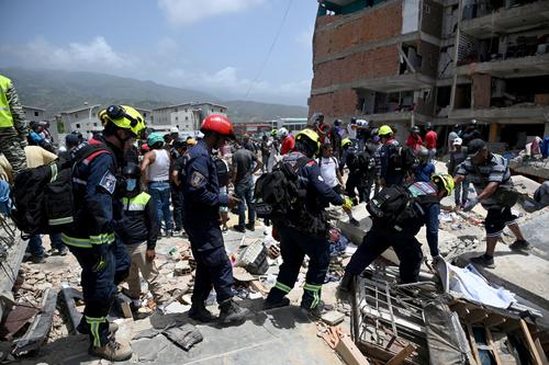 Equipos de b&uacute;squeda y rescate contin&uacute;an sus labores. (Foto: AFP)