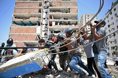 Personas particulares tambi&eacute;n se han unido a la b&uacute;squeda. (Foto: AFP)