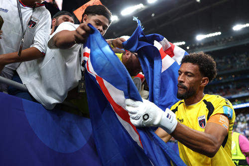 Vozinha, h&eacute;roe de Cabo Verde, festejando con aficionados. (Foto: AFP) 