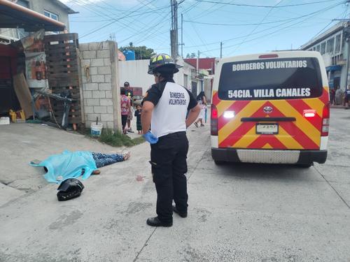 A un costado del cuerpo de la v&iacute;ctima qued&oacute; su casco de motorista. (Foto: CVB)