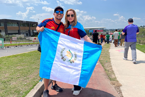 Estos aficionados chapines, con la camisola de Espa&ntilde;a, para apoyar a los europeos en Guadalajara. (Foto: Rudy Mart&iacute;nez)