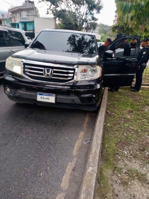 El veh&iacute;culo en el que se conduc&iacute;a el conductor en aparente estado de ebriedad obstaculiz&oacute; un carril durante algunos minutos. (Foto: PMT)