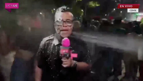incluyen a reportero en plena porra tras victoria de México 3