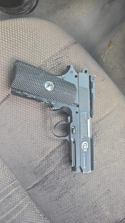 Al aprehendido se le incaut&oacute; una pistola de balines. (Foto: PNC)