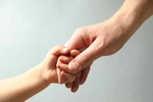 Se busca crear un camino preferente para que las familias de acogida puedan adoptar al menor si ya existe un lazo afectivo consolidado. (Foto ilustrativa: Shutterstock) 