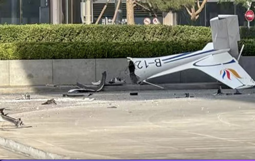Restos de la avioneta tras impactar contra el rascacielos. (Foto: Infobae)