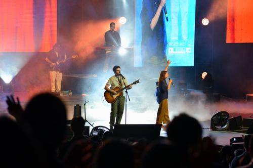 Majo y Dan iniciaron la velada con canciones de adoraci&oacute;n. (Foto: Bernie Morales)