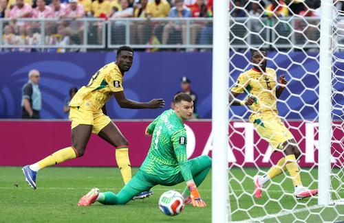 Los africanos remataron en cinco ocasiones al marco de Croacia, pero solamente 1 fue a puerta. (Foto: AFP)