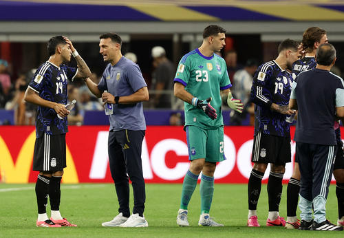 Al final, Scaloni dio ingreso a Messi, quien marc&oacute; un gol. (Foto: AFP)
