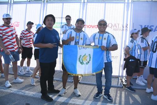 Estos guatemaltecos viajaron para apoyar a Argentina. (Foto: Rudy Mart&iacute;nez)