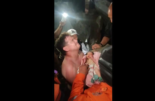 Socorristas lograron sacar sana y salva a la beb&eacute; de 18 d&iacute;as de nacido. (Foto: AFP)