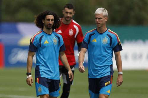 Marc Cucurella sum&oacute; 69 desmarques a la espalda de la defensa durante los primeros 3 partidos del Mundial 2026. (Foto: AFP) 