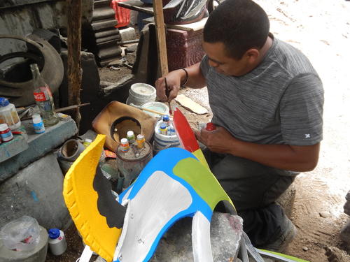Arte y reciclaje: Arnoldo Armira salva el medio&nbsp;ambiente&nbsp;en Guate.  (Foto: Carlos Sotz/Colaborador)