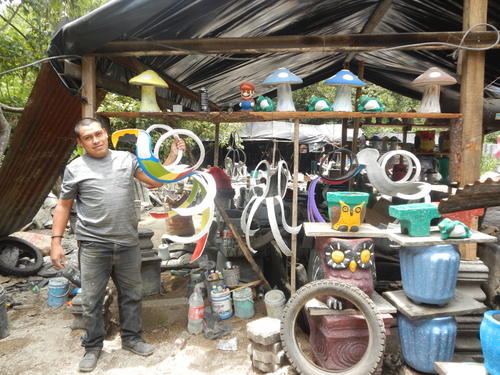 Reciclaje creativo: Arnoldo Armira da nueva vida a llantas en GT. (Foto: Carlos Sotz/Colaborador)