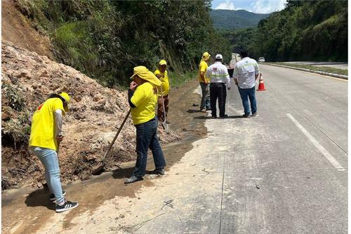 Entre las emergencias atendidas por Camino y Covial se menciona la limpieza de carreteras por deslizamientos y deslaves. (Foto: CIV/Soy502)