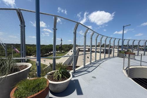 Hay una malla bien solida que separa el parque de la enorme autopista que se ve desde las alturas. (Foto: Pedro Mijangos)