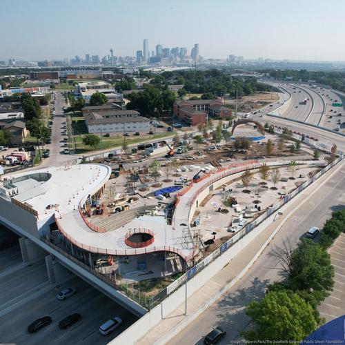 Esto fue durante la construcci&oacute;n. La imagen ayuda a ver como pasan los carros en la autopista debajo del parque. Buena opci&oacute;n para las grandes ciudades. De fondo, el mero centro de Dallas. (Foto: Redes)