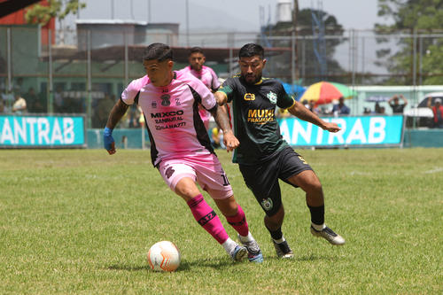 Fernando Arce escap&aacute;ndose con el esf&eacute;rico ante la cobertura del chileno Nicol&aacute;s Maturana. (Foto: Eddy Recinos / Nuestro Diario)