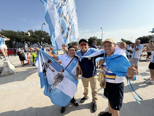 De Guatemala para el mundo. A Dallas llegaron muchos para apoyar tambi&eacute;n a Argentina. (Foto: Pedro Mijangos)