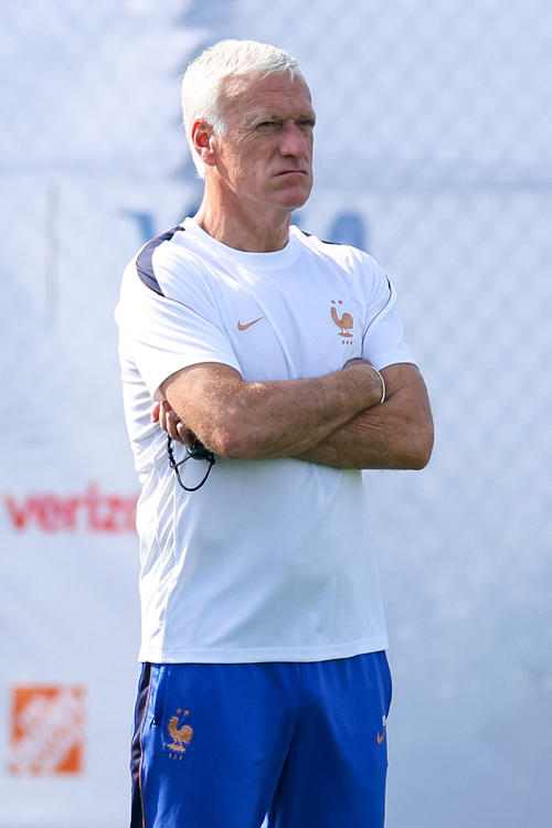 Deschamps en el m&aacute;s reciente entreno de los galos antes de medirse contra los escandinavos. (Foto: AFP)