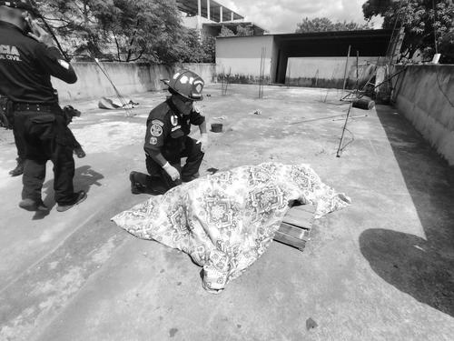 Una mujer intent&oacute; refugiarse en la terraza de la casa, pero fue abatida por los criminales. (Foto: ASONBOMD)