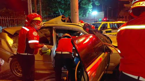 El autom&oacute;vil colision&oacute; contra un poste en la calzada Ra&uacute;l Aguilar Batres. (Foto: CBM)