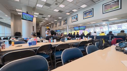 Varios periodistas se quedaron en el Centro de Medios, en donde hay todas las comodidades para seguir el juego. (Foto: Rudy Mart&iacute;nez)