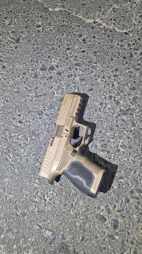 Dos pistolas les fueron incautadas a los terroristas del Barrio 18. (Foto: PNC)