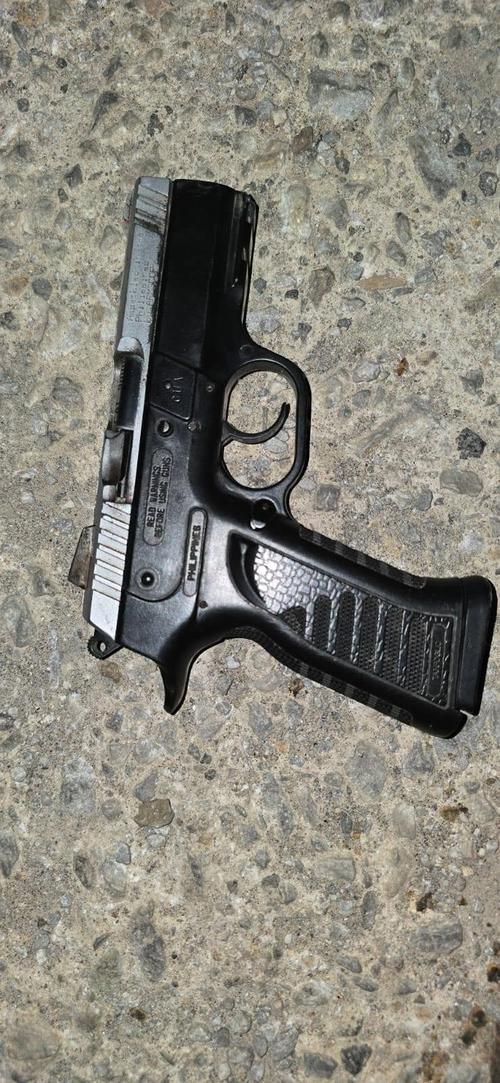 Un presunto terrorista de la Mara Salvatrucha que fue atacado tambi&eacute;n portaba una pistola. (Foto: PNC)