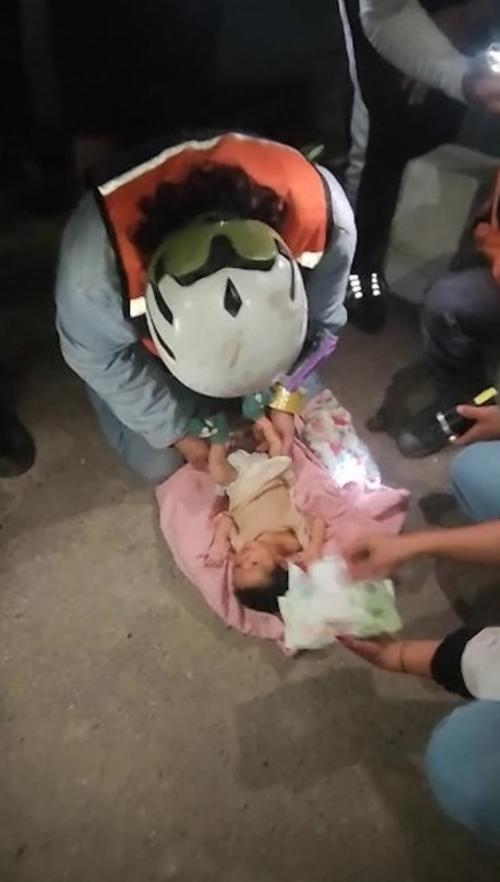 El beb&eacute; recibe atenci&oacute;n prehospitalaria tras salir de los escombros. 