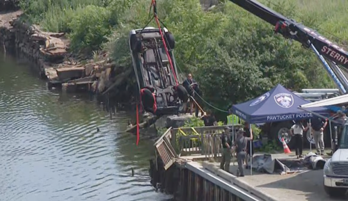 El auto de la familia se precipit&oacute; al r&iacute;o Seekonk tras una aparente falla mec&aacute;nica. (Foto: Wjar)