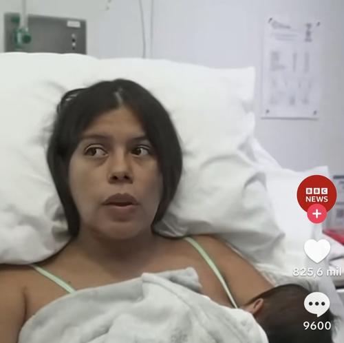 Con su beb&eacute; en brazos, Dayana relata lo que vivi&oacute; estando bajo los escombros del edificio donde ten&iacute;a su hogar. (Foto: captura de pantalla).