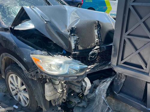 La parte delantera del auto qued&oacute; destruida. (Foto: V&iacute;a ASONBOMD)