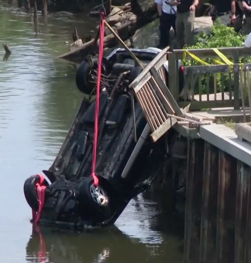 Los equipos de rescate recuperaron el veh&iacute;culo. (Foto: Local 12 News)
