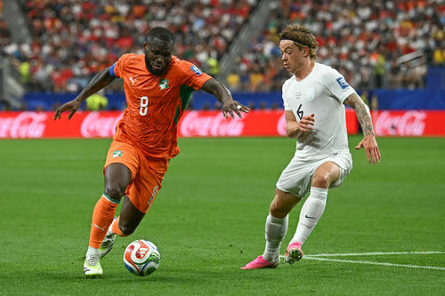 Kessi&eacute; (izq.) lament&oacute; la eliminaci&oacute;n de Costa de Marfil tras un partido que los Elefantes sintieron que pudieron ganar. (Foto: AFP) 