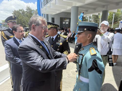 El presidente particip&oacute; en la entrega de medallas durante el acto protocolario del D&iacute;a del Ej&eacute;rcito. (Foto: Ej&eacute;rcito de Guatemala)
