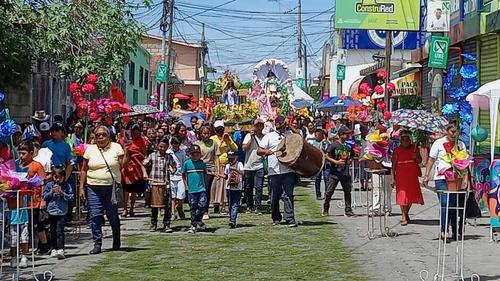 Las im&aacute;genes de la Virgen del Rosario recorrieron las principales calles del municipio. (Foto: Olga V&aacute;squez/Colaboradora)
