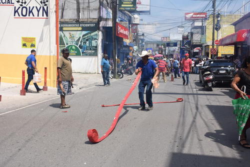 La quema de pirotecnia anuncia el paso de la procesi&oacute;n de la ma&ntilde;ana patrona. (Foto: Olga V&aacute;squez/Colaboradora)