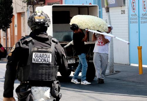 Un miembro de la Guardia Nacional resguarda la funeraria.  (Foto: AFP)