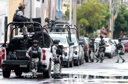 Decenas de militares rodean el &aacute;rea del funeral. (Foto: AFP)
