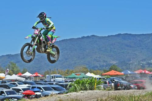 La corredora, Marcela Melgar, se llev&oacute; la victoria en la divisi&oacute;n femenina, del Campeonato Nacional de Motocros 2026. (Foto: PSLMX)