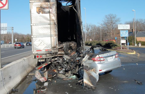 El auto del joven se incendi&oacute; tras el impacto. (Foto: Polic&iacute;a Estatal de Virginia)