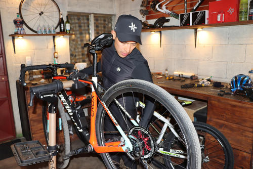 Oscar Serech, revisando y dando mantenimiento a su caballito de acero. (Foto: Julio Bala/Colaborador)