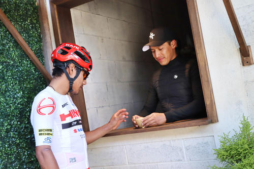 Compartiendo un caf&eacute; con el ciclista polanco Wilson Chonay, del equipo Hino Cycling Team. (Foto: Julio Bala/Colaborador)