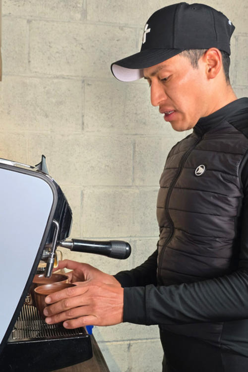 Oscar degusta del caf&eacute; pero tambi&eacute;n formar&aacute; parte de su vida al poner un lugar para que los deportistas puedan disfrutarlo en su local. (Foto: Julio Bala/Colaborador)