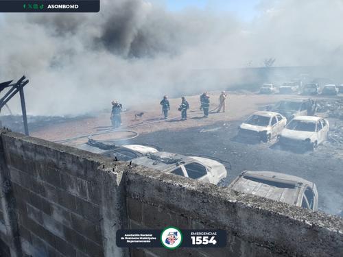 Varios veh&iacute;culos han quedado calcinados por completo. (Foto: Asonbomd)