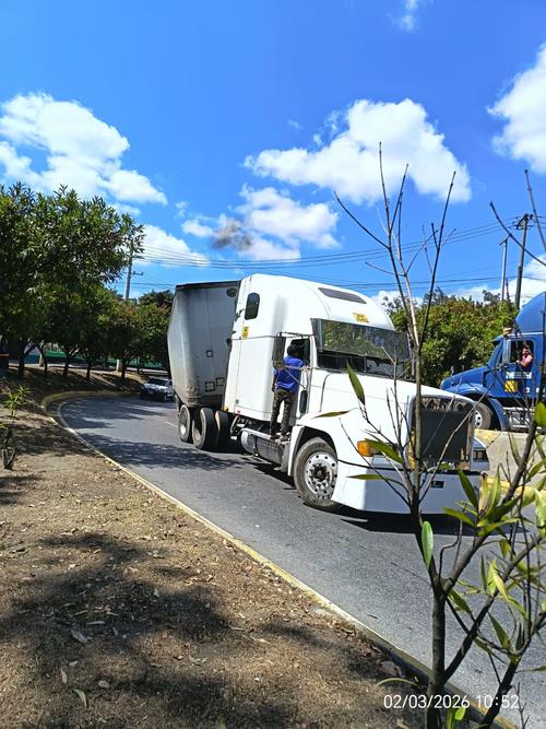 Se mantiene coordinaci&oacute;n con una gr&uacute;a que ayudar&aacute; a retirar el cabezal. (Foto: Amilcar Montejo)